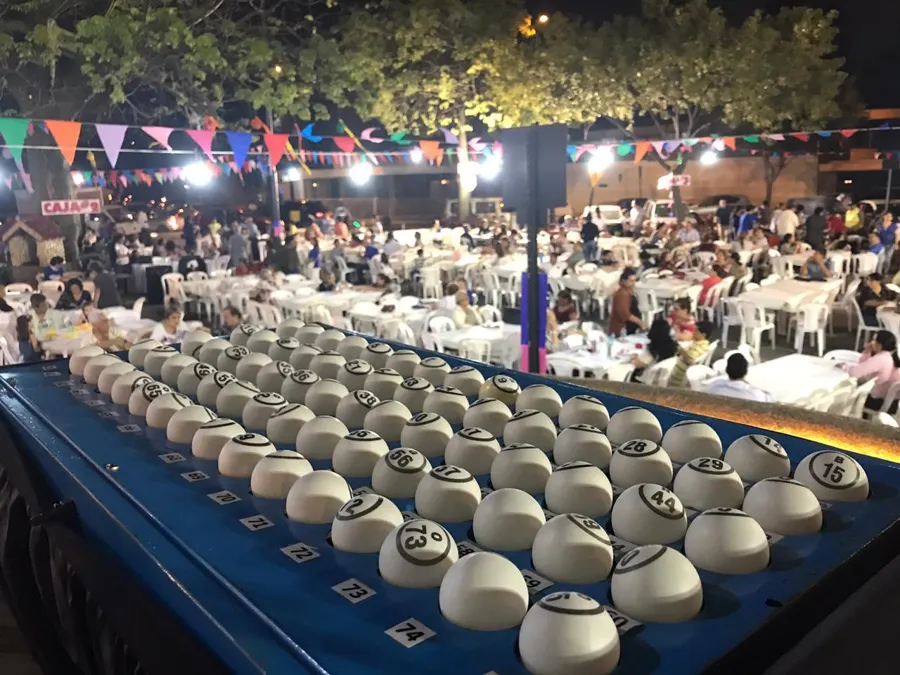 Ánfora iluminada en un bingo nocturno