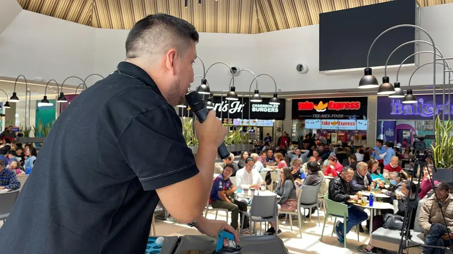 Animador cantando las bolillas con micrófono
