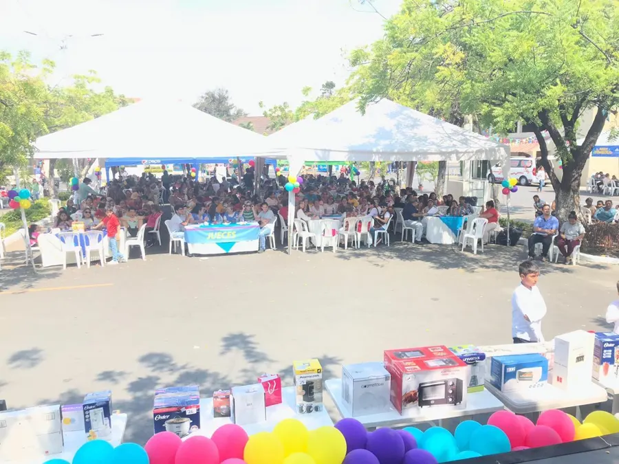 Evento al aire libre con carpas y mesa de premios