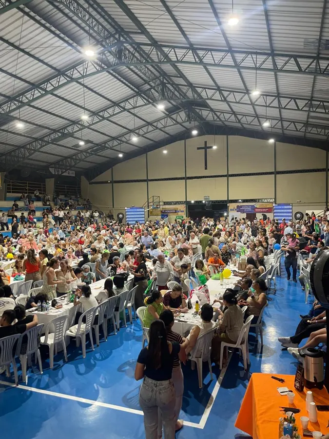 Vista de un coliseo con cientos de jugadores