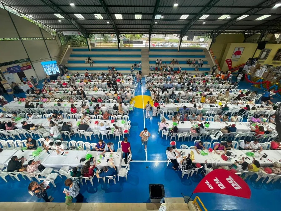 Coliseo lleno de mesas y jugadores