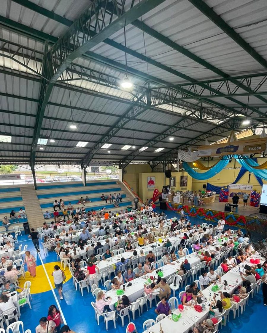 Coliseo lleno de jugadores en un bingo organizado por Bingomasters