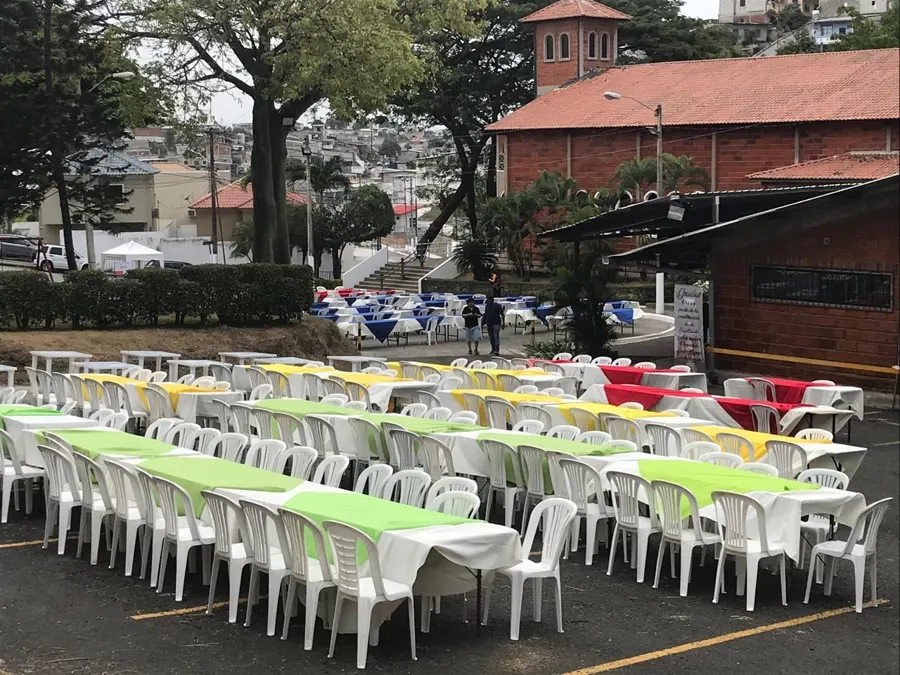 Mesas vestidas y sillas listas antes de un evento