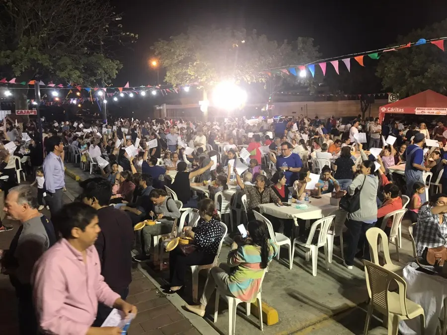 Bingo nocturno al aire libre con luces y banderines