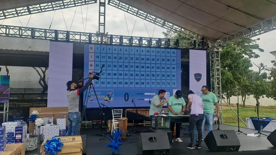 Escenario con pantalla LED que muestra el panel de bolillas