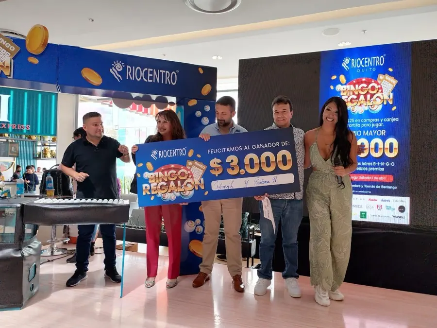 Entrega de un premio de 3.000 dólares en un bingo en centro comercial
