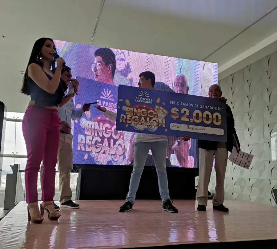 Ganador recibe su premio en el escenario