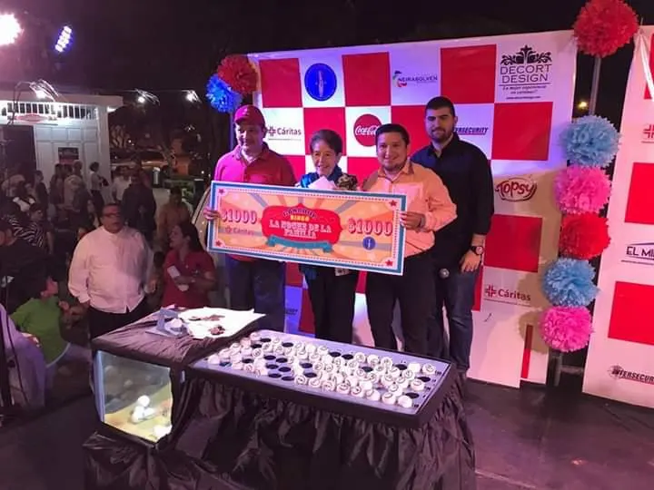Ganadores con su cheque de premio